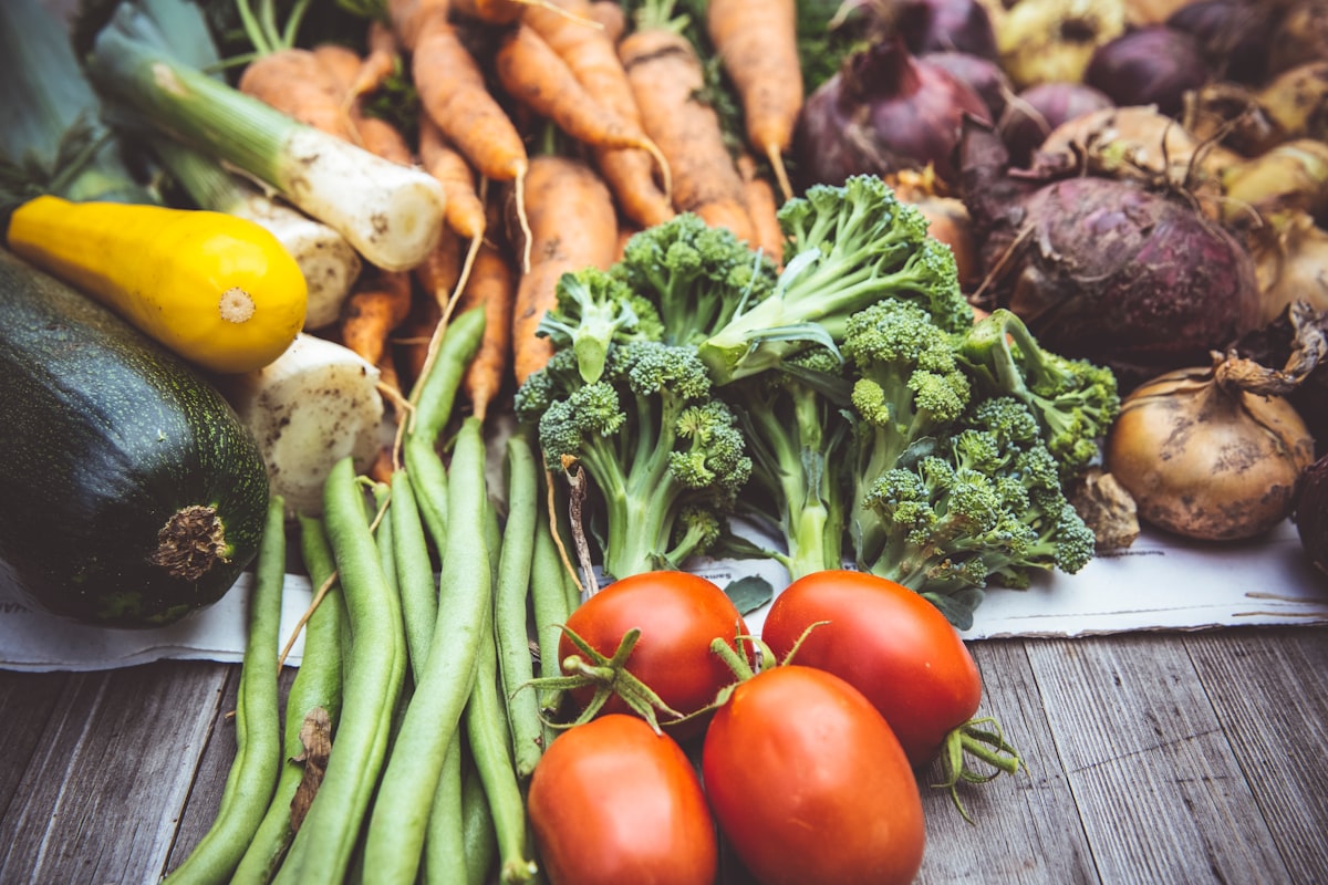 Insalata con verdure fresche e proteine vegetali